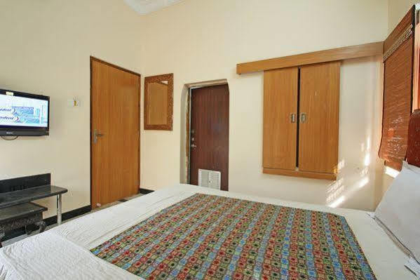 Hotel Oyo 9900 Pioneer Plaza 2*