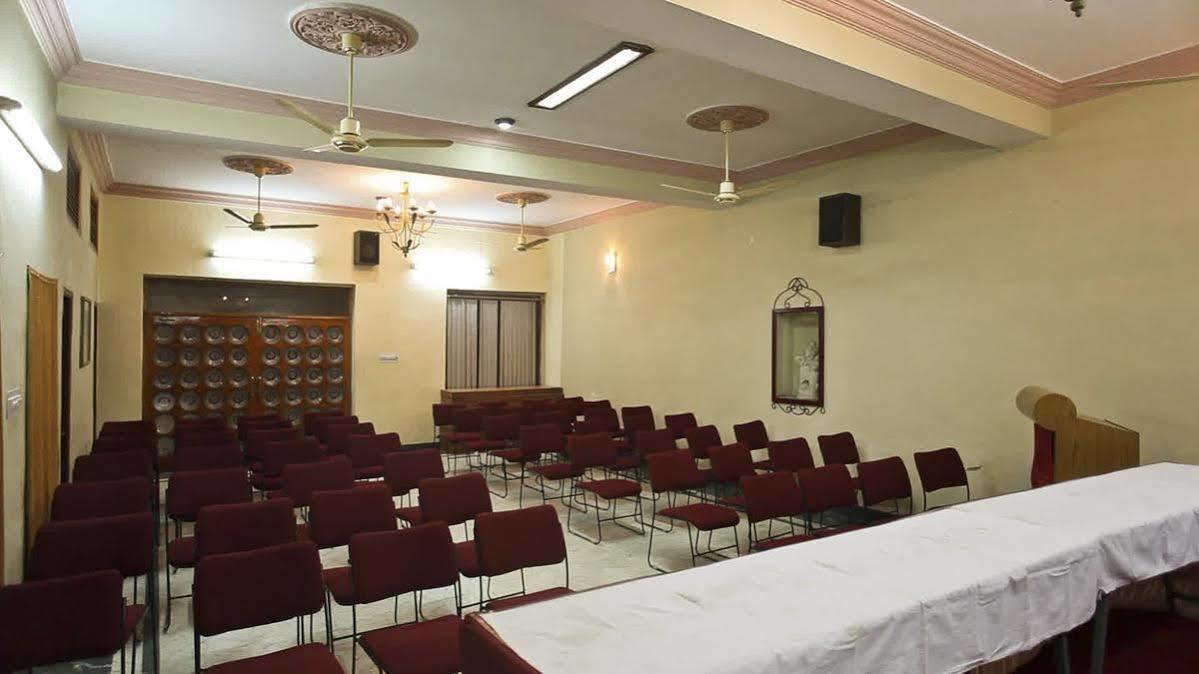 Hotel Oyo 9900 Pioneer Plaza 2*